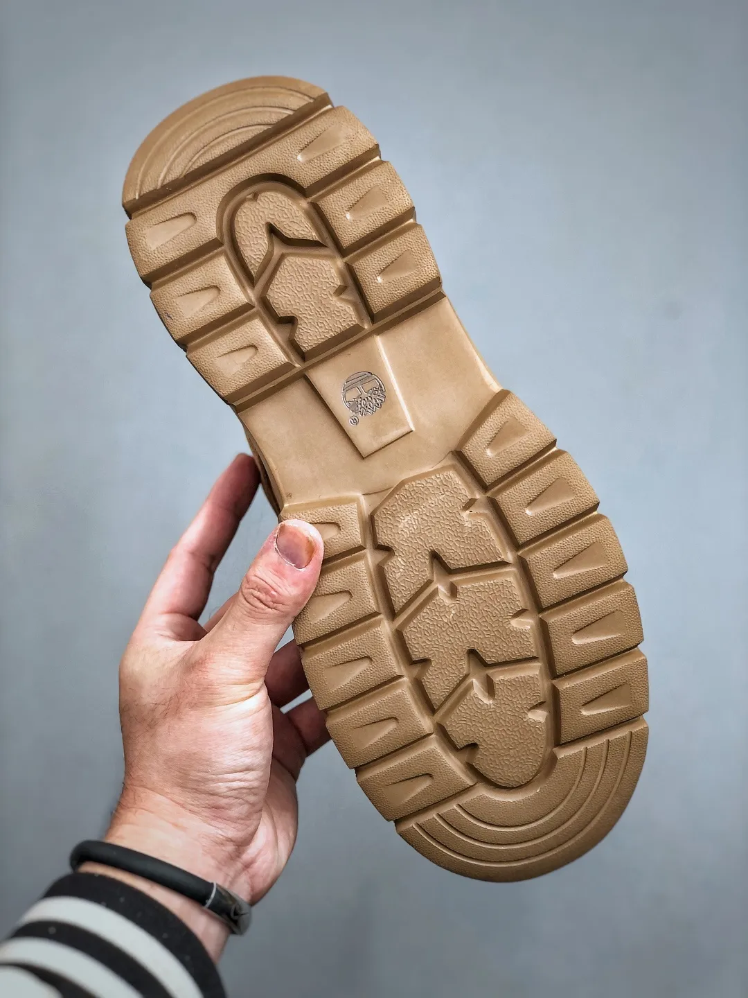 Welfare special price 💰480 #Timberland Timberland/Timberland new autumn and winter products (plush lining🔥warm and heat-locking) autumn and winter must-have outdoor casual rhubarb boots series #Guangdong Dachang quality, original box and original packaging, fashionable and trendy matching, the fabric is made of Italian 🇮🇹 top frosted fine-grained cowhide, lightweight outsole, with anti-odor and anti-corrosion genuine leather latex insole, outsole and hardware are all made from OEM raw materials Same as the original Goodyear's never-opening glue process. Good products don't kill pigs. The quality of the first order is strictly controlled. Exclusively released on the entire network. The quality is beyond doubt. The full set of official website unified packaging gives you a perfect wearing experience. The quality is exquisite and durable. A must-have for sportsmen. Specializes in not being handsome. High-quality feet feel first-class. This winter, it is specially used for outdoor cold protection. Daily casual matching. Size: 39-44 (leather shoe size)
